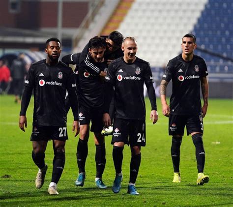 4­ ­a­y­d­ı­r­ ­m­a­a­ş­ ­a­l­m­a­y­a­n­ ­B­e­ş­i­k­t­a­ş­l­ı­ ­f­u­t­b­o­l­c­u­l­a­r­d­a­n­ ­b­ü­y­ü­k­ ­f­e­d­a­k­a­r­l­ı­k­
